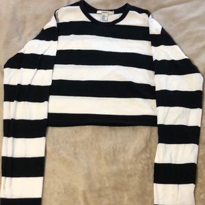 Black and white long sleeve crop top